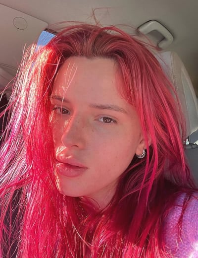 Bella Thorne 2022